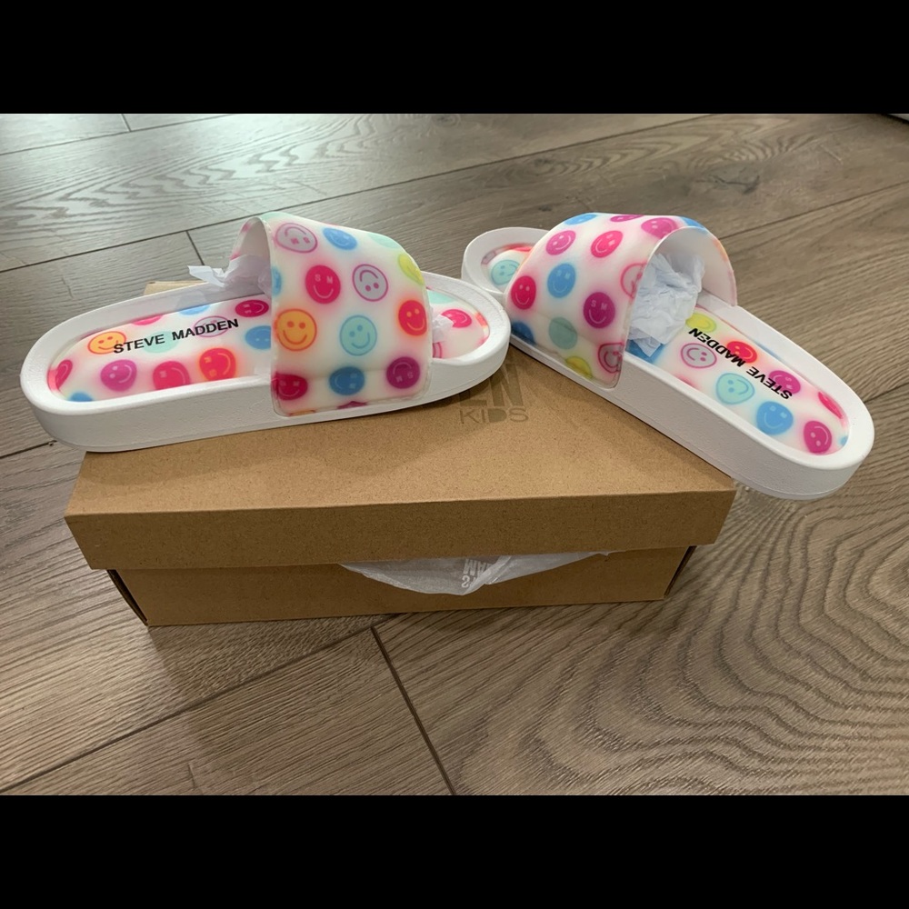 Smiley 😃 Steve Madden kids slides! Adorable, brand new in box,cushioned slides.